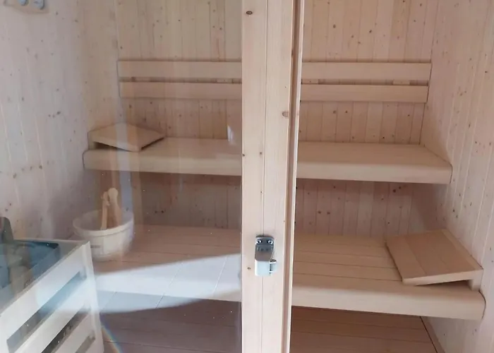 In With Pool And Sauna 別荘