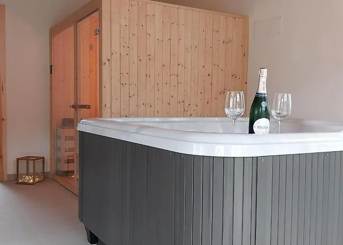 In With Pool And Sauna 別荘 トーディ